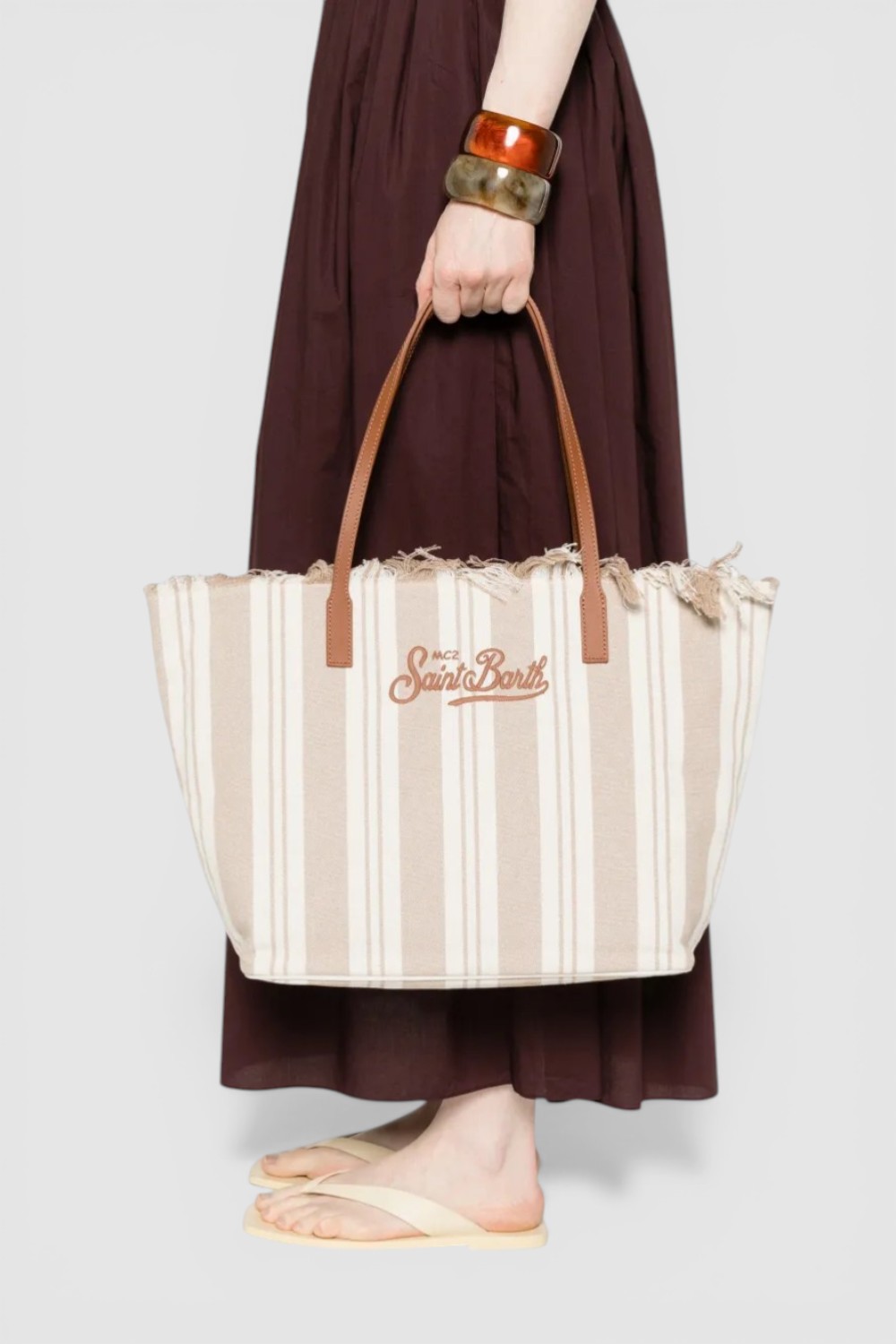 תמונת כל הלוק של תיק כתף